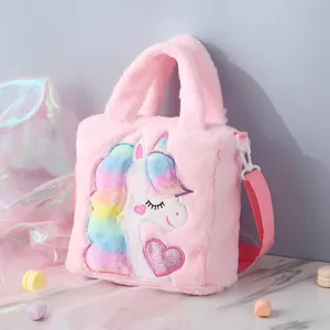 Nahaufnahme der rosa Plüsch-Einhorn-Handtasche mit Regenbogenmähne für Mädchen