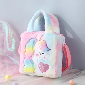 Detailansicht einer weichen Regenbogen-Plüsch-Einhornhandtasche für Mädchen mit Herzstickerei