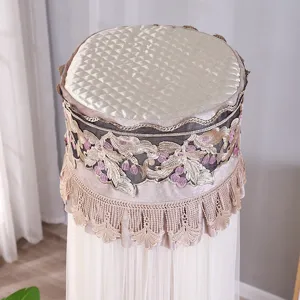 Dettaglio dell'elegante copertura per condizionatore cilindrico con top trapuntato e pizzo