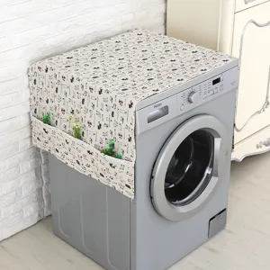 Detalle de la funda protectora con estampado de gato y bolsillos en lavadora