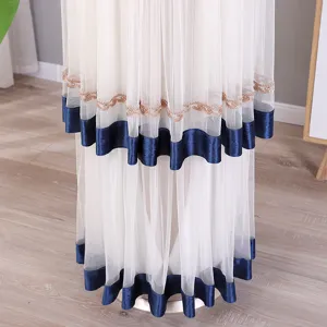 Dettaglio della maglia in pizzo e bordo blu di una copertura per condizionatore