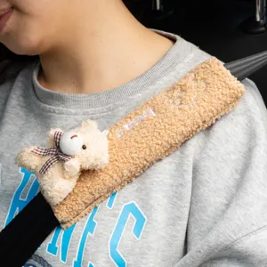 Detalle del protector de cinturón de seguridad de oso de peluche con bordado lindo Bear