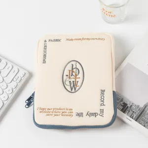 Μινιμαλιστική μπεζ θήκη tablet με κέντημα και μπλε λεπτομέρειες με φερμουάρ
