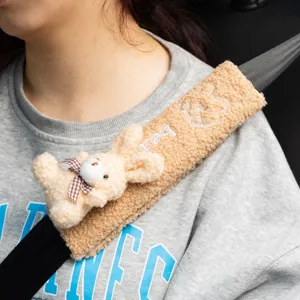 Detalle de la funda de cinturón de seguridad de peluche con conejo y felpa suave