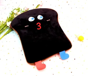 Primo piano di una custodia per tablet toast in peluche con un simpatico viso ricamato