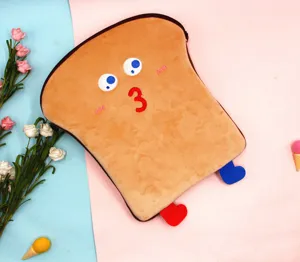 Dettaglio della custodia per iPad in peluche a forma di toast con un viso ricamato carino