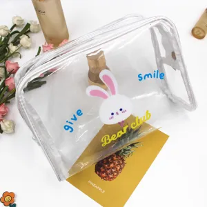 Dettaglio di una borsa cosmetica trasparente impermeabile con stampa di un simpatico coniglio