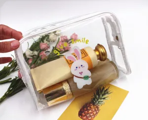 Dettaglio di una borsa cosmetica trasparente impermeabile con un coniglio carino
