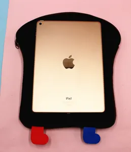Custodia in peluche a forma di toast per iPad da 11 pollici con dispositivo inserito