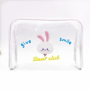 Dettaglio borsa cosmetica trasparente impermeabile con stampa coniglietto e Bear club