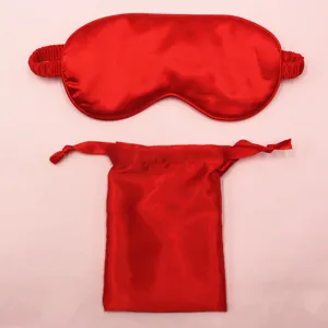 Detail der glatten roten Schlafmaske aus Kunstseide und des passenden Aufbewahrungsbeutels.
