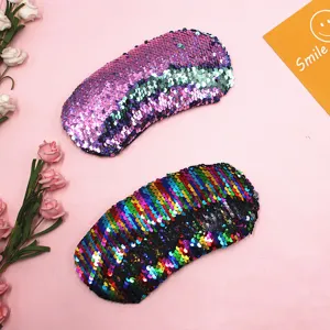 Dettaglio delle maschere per dormire con paillettes reversibili a sirena per il viaggio
