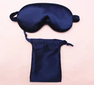 Detailansicht der dunkelblauen Schlafmaske aus Seidenimitat und des passenden Kordelzugbeutels