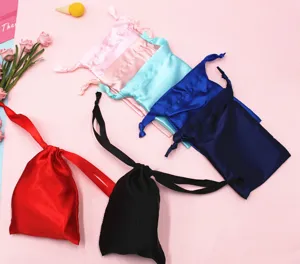 Bunte Satin-Kordelzugbeutel für Hochzeitsgeschenke und Schlafmasken in verschiedenen Farben