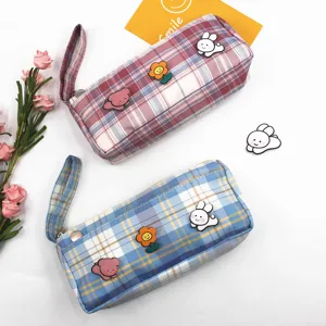 Zwei farbenfrohe karierte Federmäppchen im koreanischen Stil mit süßen Cartoon-Aufnähern.