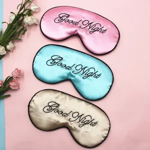 Detailansicht von Satin-Augenmasken in Rosa, Blau und Gold mit Good Night Stickerei