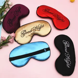Set bunter Satin-Schlafmasken mit Good Night-Stickerei für erholsame Nachtruhe.