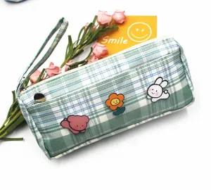 Detaillierte Nahaufnahme des karierten Mäppchens mit süßen Hasen- und Blumen-Cartoon-Patches