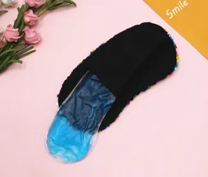 Dettaglio della maschera da notte a sirena con paillettes e inserto in gel blu rimovibile.