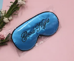 Blaue Satin-Schlafmaske mit schwarzer Good Night-Stickerei in transparenter OPP-Verpackung