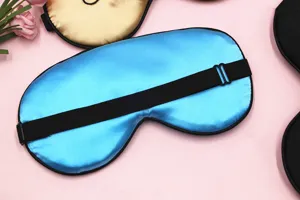 Detailansicht einer hochwertigen blauen Satin-Schlafmaske mit verstellbarem Band.