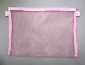 Vista detallada de una bolsa de malla transparente A4 rosa con una cremallera suave
