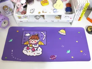 Nahaufnahme einer lila Schreibtischunterlage mit süßem Astronauten-Mädchen-Motiv