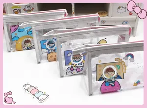 Cuatro lindas bolsas de maquillaje de PVC transparente con arena movediza y diseño astronauta