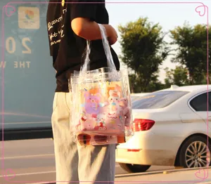 Vista dettagliata della borsa tote in PVC trasparente con motivo a orsetto all'aperto