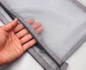 Primer plano de la textura de malla gris y la cremallera de la bolsa de documentos.