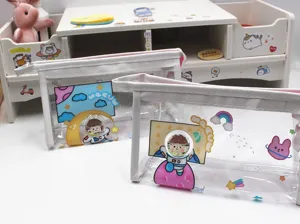 Primer plano de dos lindas bolsas de PVC transparente con motivos de astronautas