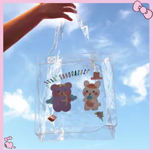 Primo piano di borsa tote in PVC trasparente con stampa di orsetto e coniglio