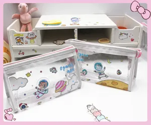 Detalle de estuches de PVC transparente con diseños de astronautas y elementos móviles.