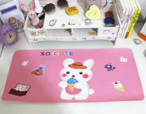 Große rosa Schreibtischmatte mit süßem Hasen-Illustration und dem Text SO CUTE für Mädchen