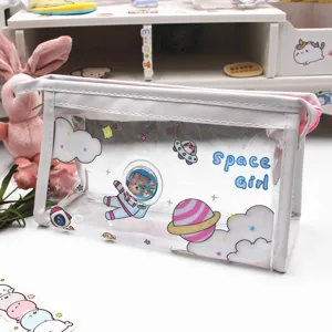 Detalle del neceser de PVC transparente con bonita ilustración de Space Girl y astronauta