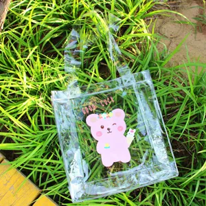 Dettaglio della simpatica stampa a orsetto rosa sulla borsa trasparente in PVC.