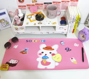 Detailansicht der rosa Schreibtischmatte mit süßem Hasen und SO CUTE Schriftzug