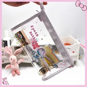 Detalle del lindo bolso de PVC transparente con diseño de Space Rabbit y purpurina