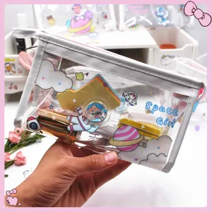 Vista detallada del neceser de PVC transparente Space Girl con su gran capacidad de guardado