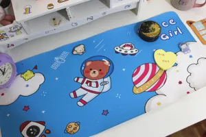 Detailansicht einer niedlichen Weltraum-Bär-Schreibtischmatte im Astronauten-Design