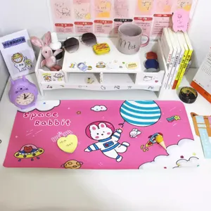 Große rosa Schreibtischunterlage mit süßem Weltraum-Hasen-Cartoon-Design für Gaming