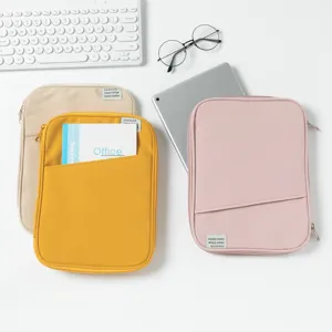 Drei bunte iPad-Hüllen, angeordnet mit Tastatur, Brille und einem Tablet auf einem Schreibtisch.