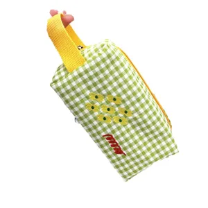 Simpatica borsa cosmetica a quadretti verdi con ricami floreali e manico giallo