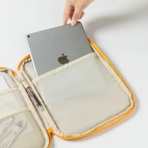 Detail der gelben Laptophülle innen mit Tablet-Fach und Stifthalter