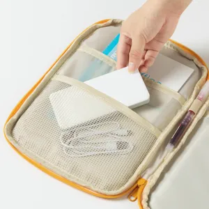 Detailansicht der Innenfächer einer Laptoptasche mit einer praktischen Netztasche