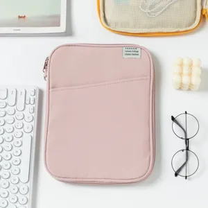 Nahaufnahme der rosa stoßfesten 11-Zoll-Tablet-Hülle mit Fronttasche auf weißem Tisch
