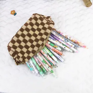 Detalle de un estuche de punto a cuadros marrón y beige con bolígrafos de colores
