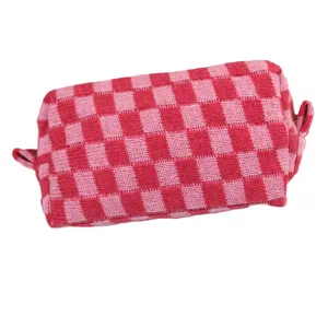 Neceser de punto con patrón de damero en rosa y rojo, gran capacidad de almacenaje.