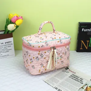 Detailansicht der gesteppten rosa Kosmetiktasche mit Hasenprints und eleganten Schleifenzippern