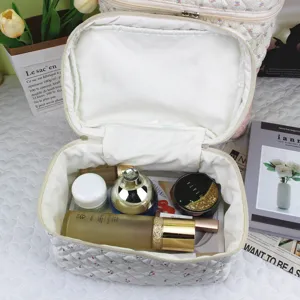 Detailansicht der süßen Kirsch-Kosmetiktasche mit geräumigem Innenraum für Toilettenartikel